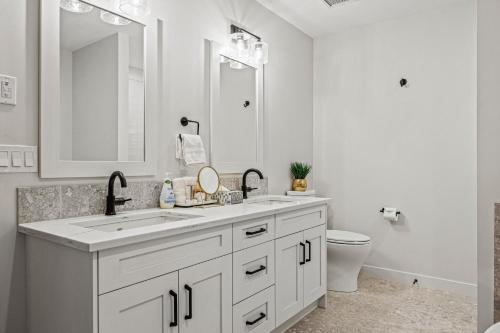 Ένα μπάνιο στο Serenity Villa at Tamarack