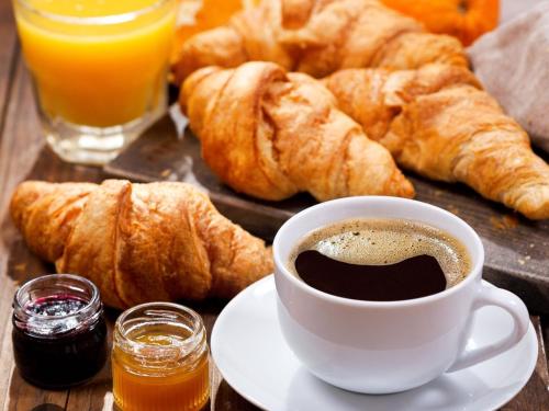 una taza de café y cruasanes en una mesa en A DÉCOUVRIR ABSOLUMENT Charmante Maison thierachienne, en Effry