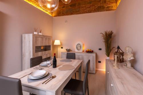 Un comedor con mesa y sillas de madera. en The eyes of Peccioli, en Peccioli