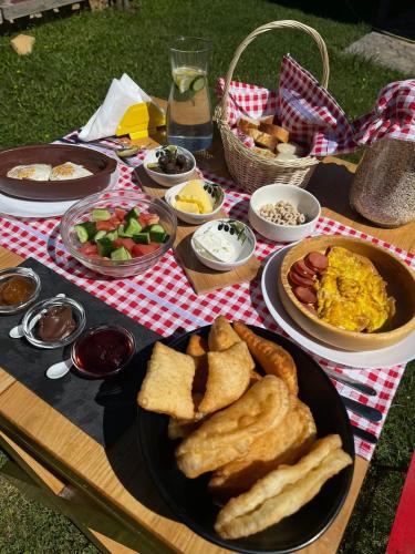 una mesa con platos de comida en una mesa de picnic en Helga's Guesthouse en Lin