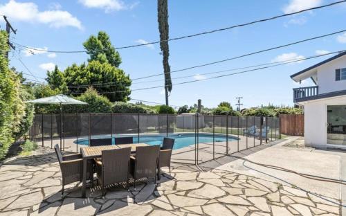 Πισίνα στο ή κοντά στο Homey Pool Fun Gameroom Sunnyside Retreat