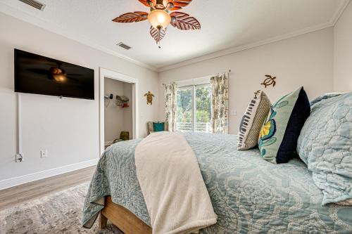 a bedroom with a bed and a ceiling fan at Airy Coastal Casa on Park 6 Mi to Honeymoon Isle! in Dunedin
