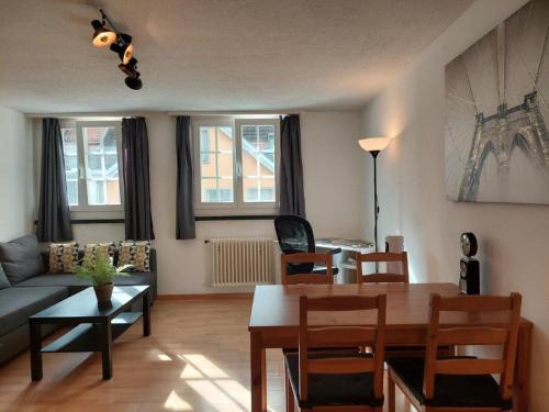 un salon avec une table et un canapé dans l'établissement Global Citizen 5, à Saint-Gall