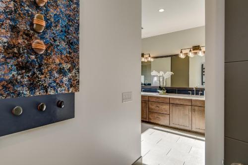 ein Badezimmer mit einem großen Wandgemälde in der Unterkunft Complete Luxury , Extras and Red Rock Vistas - Exclusive Golf Community in Sedona