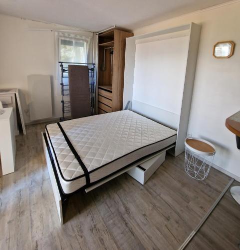 - une chambre avec un lit et un panier de basket dans l'établissement Studio 2 pers, rez-de-chaussée, grande terrasse plein sud, à Font-Romeu-Odeillo-Via
