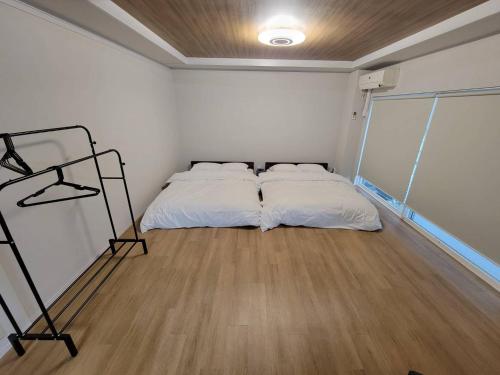 Postel nebo postele na pokoji v ubytování P-STAY広島平和公園withペット 401号室