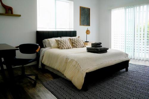 una camera con letto, scrivania e sedia di The DACHA a Los Angeles