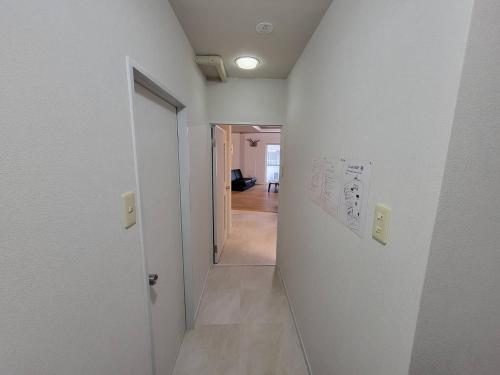 a hallway with a hallway leading to a room at P-STAY広島平和公園withペット 401号室 in Hiroshima