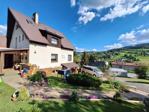 a house with a yard with a grill at Keramika Rokytnice in Rokytnice nad Jizerou