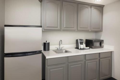 Dapur atau dapur kecil di Holiday Inn & Suites Orlando SW - Celebration Area by IHG