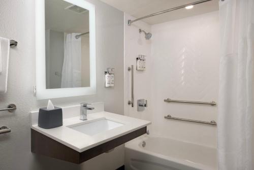 Bilik mandi di Holiday Inn & Suites Orlando SW - Celebration Area by IHG