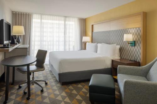 Televisyen dan/atau pusat hiburan di Holiday Inn & Suites Orlando SW - Celebration Area by IHG