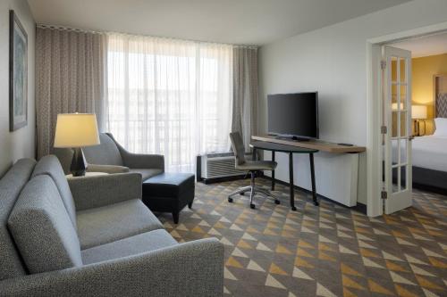 Televisyen dan/atau pusat hiburan di Holiday Inn & Suites Orlando SW - Celebration Area by IHG