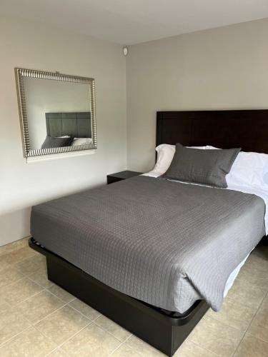 Postel nebo postele na pokoji v ubytování Miracle Motel