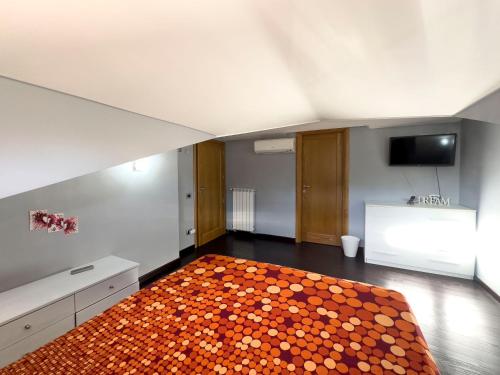 a room with a large orange rug on the floor at La casetta del Tuscolo -Secret rooms- in Grottaferrata