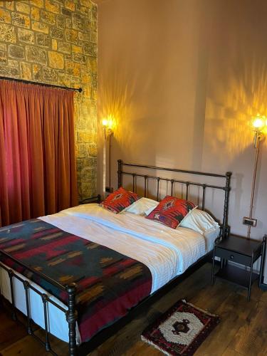 Una cama o camas en una habitación de Helga's Guesthouse