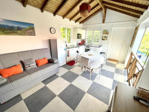 Posezení v ubytování Charmant bungalow à Baie-Mahault avec piscine privée