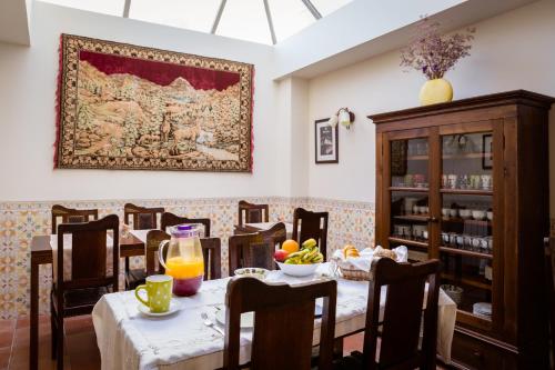 ブラガにあるOld City Guest Houseのダイニングルーム(テーブル、椅子付)