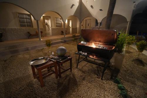 a living room with a grill and a table at La Teranga Apartament Parrot in Toubakouta