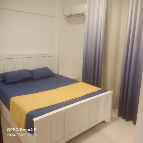 a bedroom with a bed with blue and yellow sheets at شاليه سويت بلو باي مطروح chalet suite blue bay matrouh in Marsa Matruh