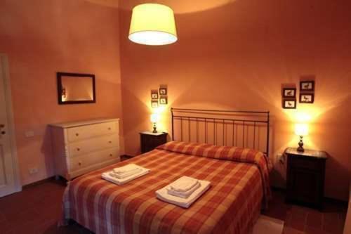 a bedroom with a bed with two towels on it at Agriturismo La Forra in Cavriglia