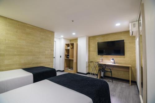 TV a/nebo společenská místnost v ubytování First Class Hotel