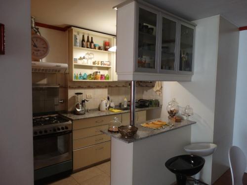 cocina con armarios blancos y fogones en Apartamento Baykus en Córdoba