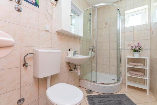 Ένα μπάνιο στο Apartments Adriatic Blue with pool
