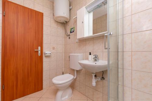 Ένα μπάνιο στο Apartments Adriatic Blue with pool