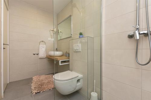 Ένα μπάνιο στο Apartments Adriatic Blue with pool