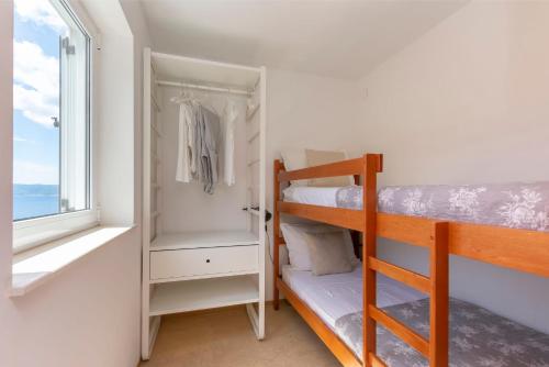Ένα ή περισσότερα κρεβάτια σε δωμάτιο στο Apartments Adriatic Blue with pool