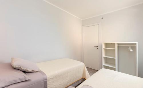 Ένα ή περισσότερα κρεβάτια σε δωμάτιο στο Apartments Adriatic Blue with pool