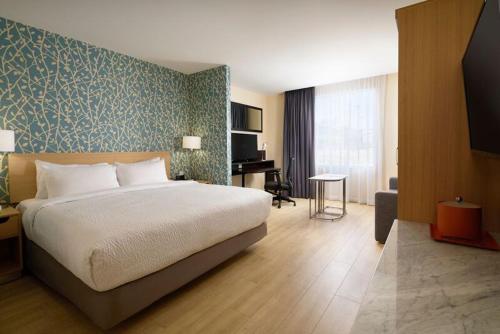 um quarto com uma cama e uma secretária num quarto em Fairfield Inn & Suites by Marriott Nogales em Nogales