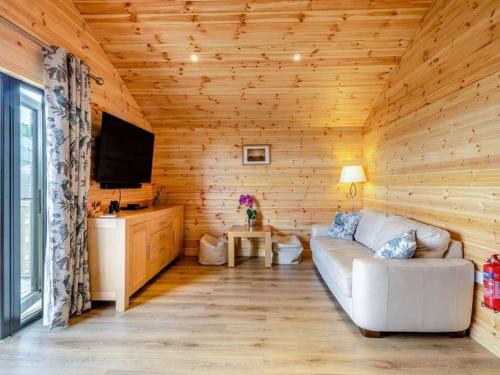 Una televisión o centro de entretenimiento en Cabin Hideaways