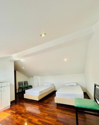 維亞納堡的住宿－Altamira Studio，客房内设有两张床,铺有木地板,拥有白色的天花板。