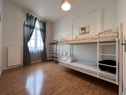 Cette chambre comprend 2 lits superposés et du parquet. dans l'établissement T3 lumineux - Vieux Bergerac - proche commerces, à Bergerac