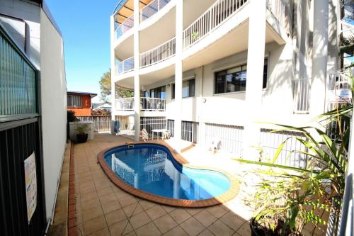 an apartment building with a swimming pool in a courtyard at Jubilee Apartment 10 2 Paragon Ave SWR in South West Rocks
