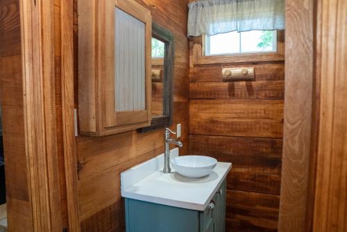 Et badeværelse på Riley's Retreat Cabin