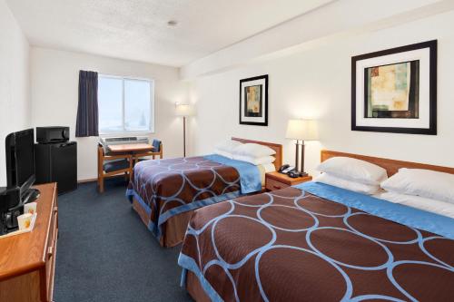 Postel nebo postele na pokoji v ubytování Super 8 by Wyndham Swift Current
