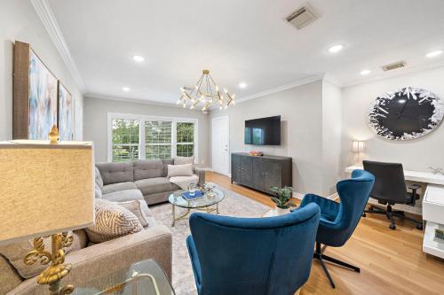 a living room with a couch and chairs at The Queen’s Gambit II in Houston