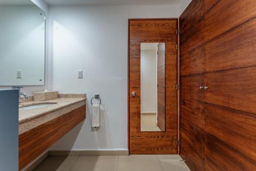 Bathroom sa Hotel La Venta Inn Villahermosa