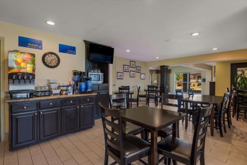 a restaurant with tables and chairs and a counter at Best Western Cottage Grove Inn in Cottage Grove