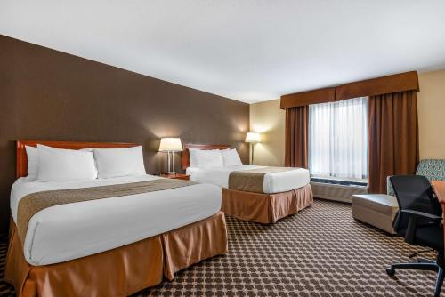 Postel nebo postele na pokoji v ubytování Best Western Strathmore Inn