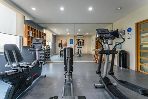 a gym with treadmills and elliptical machines at Hotel La Venta Inn Villahermosa in Villahermosa