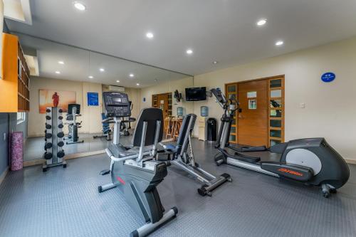 a gym with two treadmills and two ellipticals at Hotel La Venta Inn Villahermosa in Villahermosa