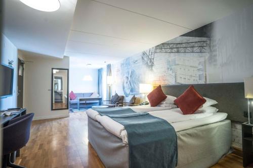 - une chambre avec un grand lit orné d'une peinture murale dans l'établissement Scandic Skärholmen, à Stockholm