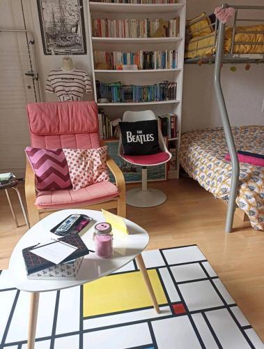 - un salon avec un canapé, une chaise et une table dans l'établissement Grande chambre chez l'habitant dans hypercentre piéton, à Quimper