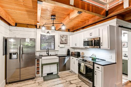 Η κουζίνα ή μικρή κουζίνα στο Peaceful Mt Juliet Cabin with Hot Tub and Fire Pit