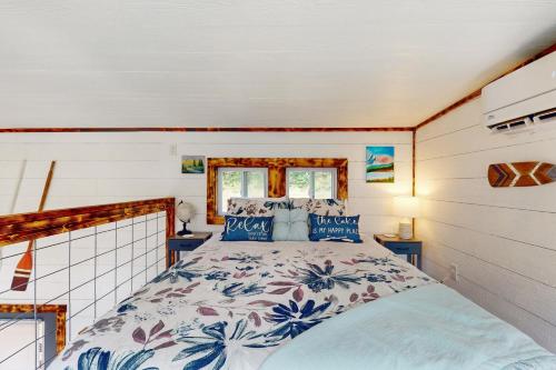 a bedroom with a bed with a floral bedspread at Lakeview Oasis in Centre