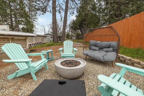 a group of chairs sitting around a fire pit at Honea Bee Hideout in Bass Lake Annex